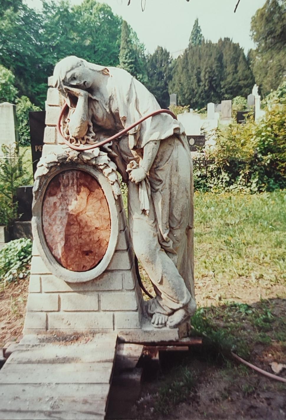 Tento krásny pomník bol vážne nahnutý. Podkopali sme ho a podložili borovicovým, smolou napusteným železničným pražcom. 1990