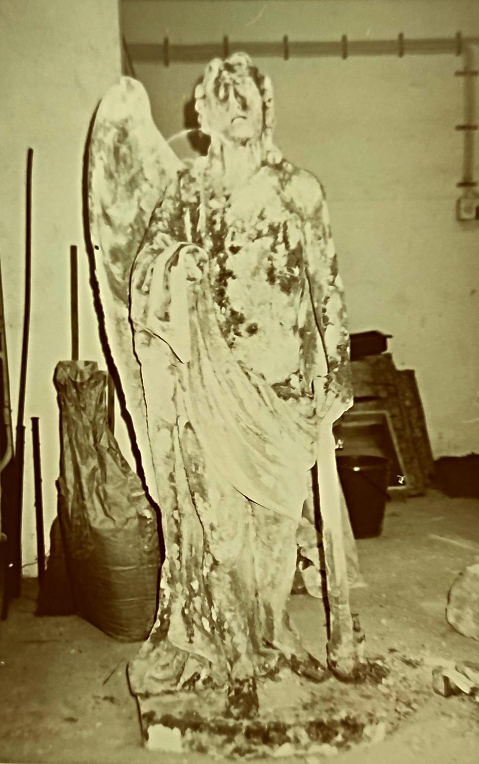 Devínska Nová Ves, 1989. Tam sme mali prenajatú dielňu. Pomník si tých dažďov užil dosť
