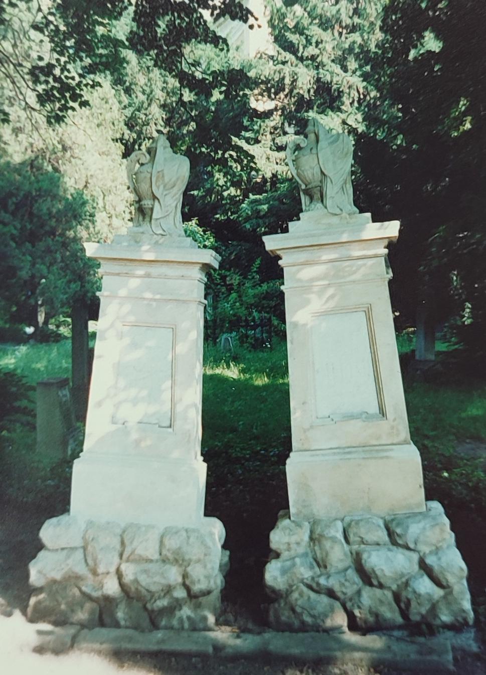 Táto dvojica je stále k sebe nahnutá ako Filemon a Baucis. Len trochu viac a trochu zostarli ešte. Stav 1990