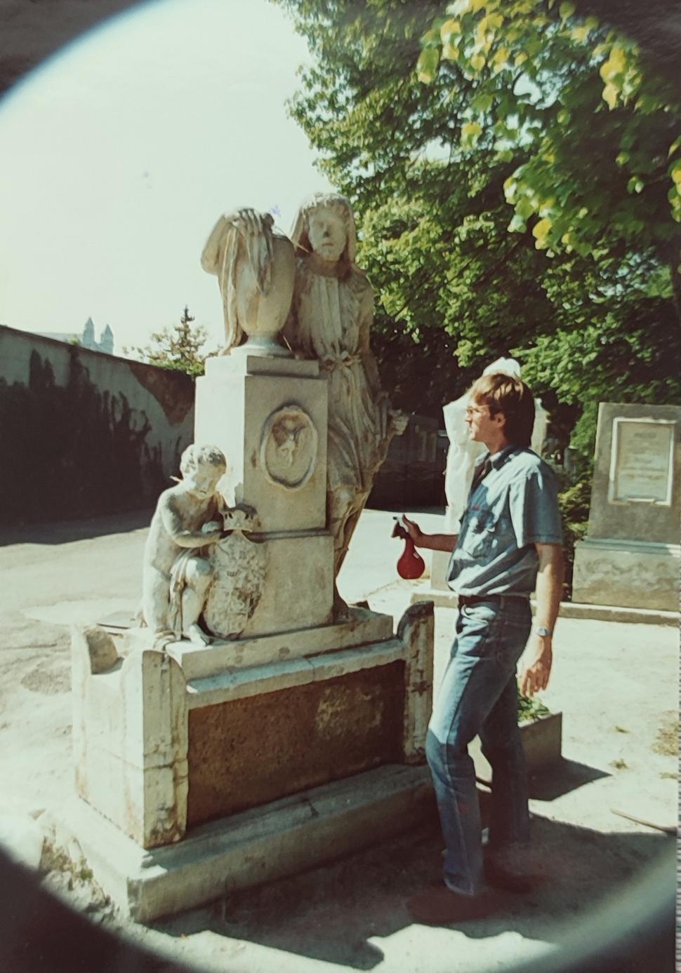 Tak toto je trochu póza, ale čo už. Leto 1990. V tú nedeľu som tam bol vlhčiť tmely na pomníku za mnou, ktorý je zabalený...ale tu nám to pristalo viac :-)