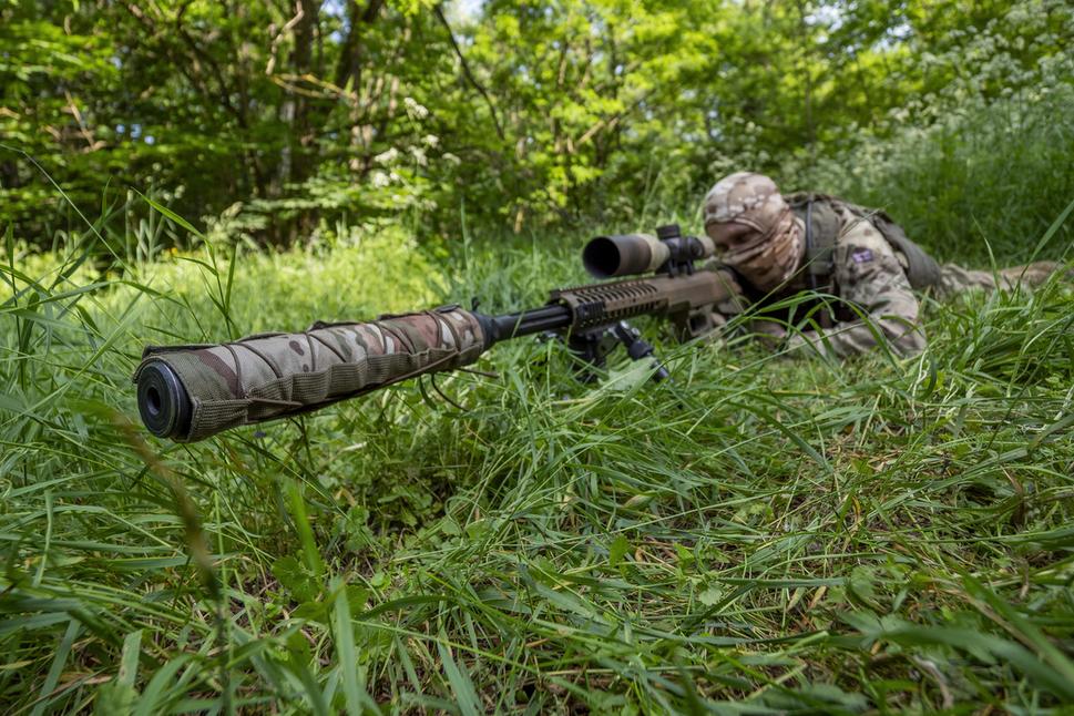 Impozantné ústie tlmiča pušky Desert Tech kalibru .50 BMG (12.7 mm)