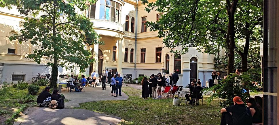 Študenti, pedagógovia, hostia po vernisáži