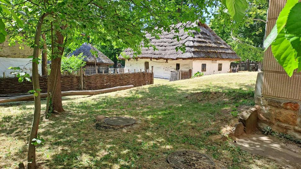Ako vystrihnuté z dávnych čias, stoja v tichu, kde drevo vonia spomienkami a každý roh rozpráva príbeh.