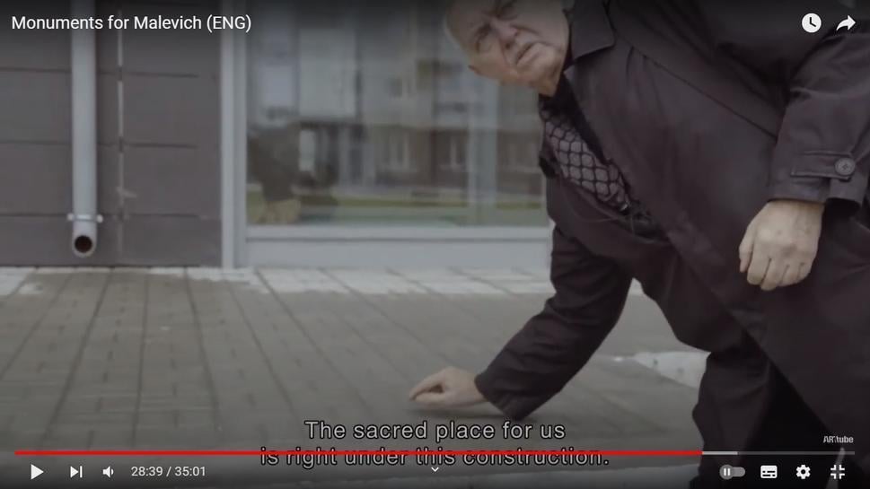 Ruský výtvarný aktivista Alexandr Matvejev ukazuje v holandskom dokumente Monuments for Malevich miesto na chodníku pred novou bytovkou, kde sa nachádzal hrob Kazimira Maleviča.