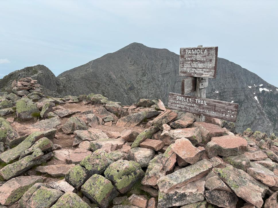 Vrchol Pamola (1 495 m n. m.) s Južným štítom v pozadí.