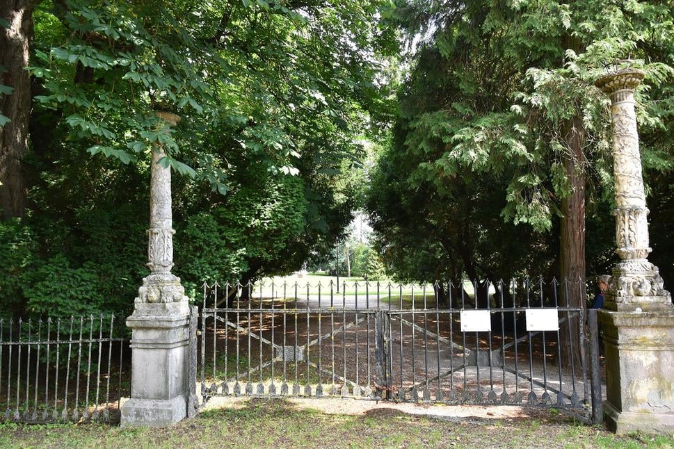 hlavná vstupná brána do areálu parku s kaštieľom
