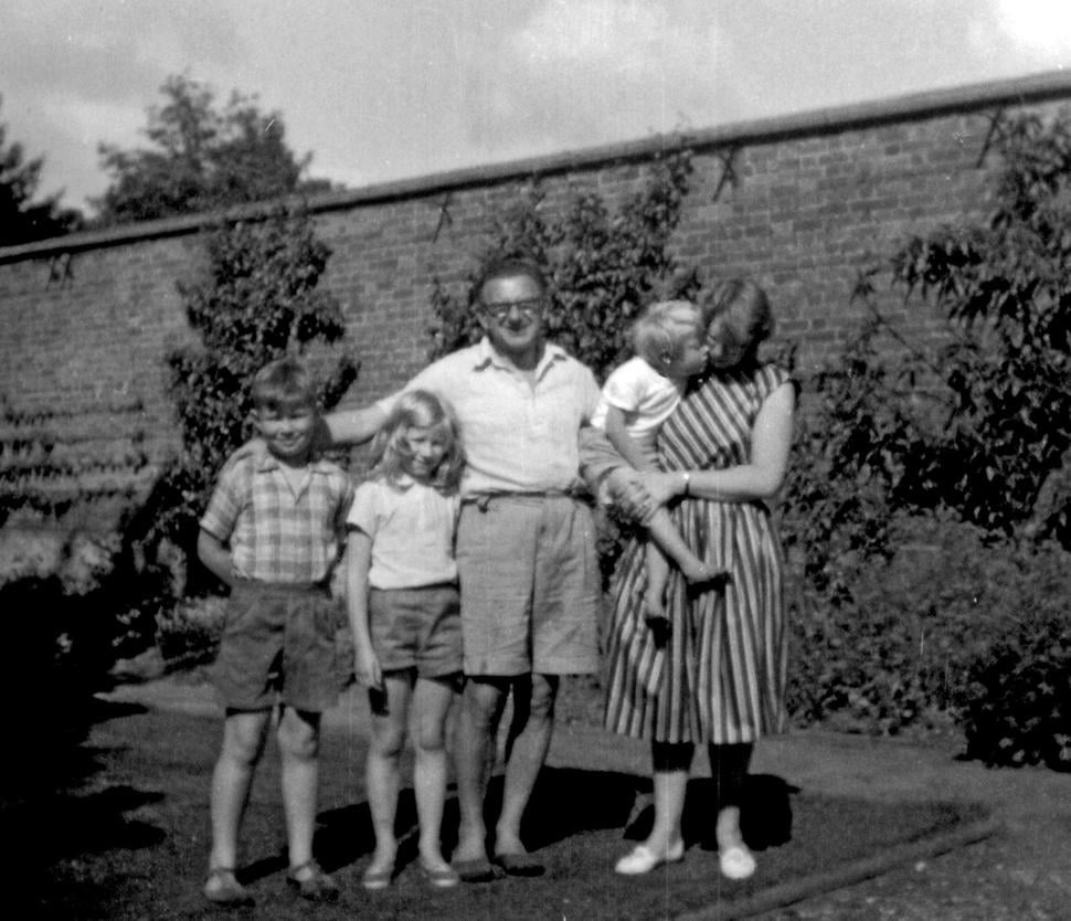 Rodina Wintonových doma na záhrade, asi 1960, Zdroj: archív Memory of Nations