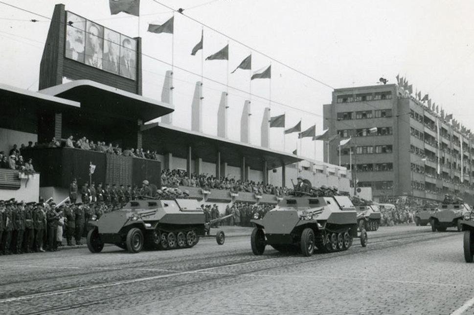 OT- 810, ľudovo zvaný Hakel. Pôvodne nemecký transportér SdKfz 251. Môj rádiovoz, v ktorom som ale nikdy nesedel. Ako uloženka vyliezol dva krát do roka z autoparku a len raz či dvakrát bol aj na cvičení, bohužiaľ bezo mňa