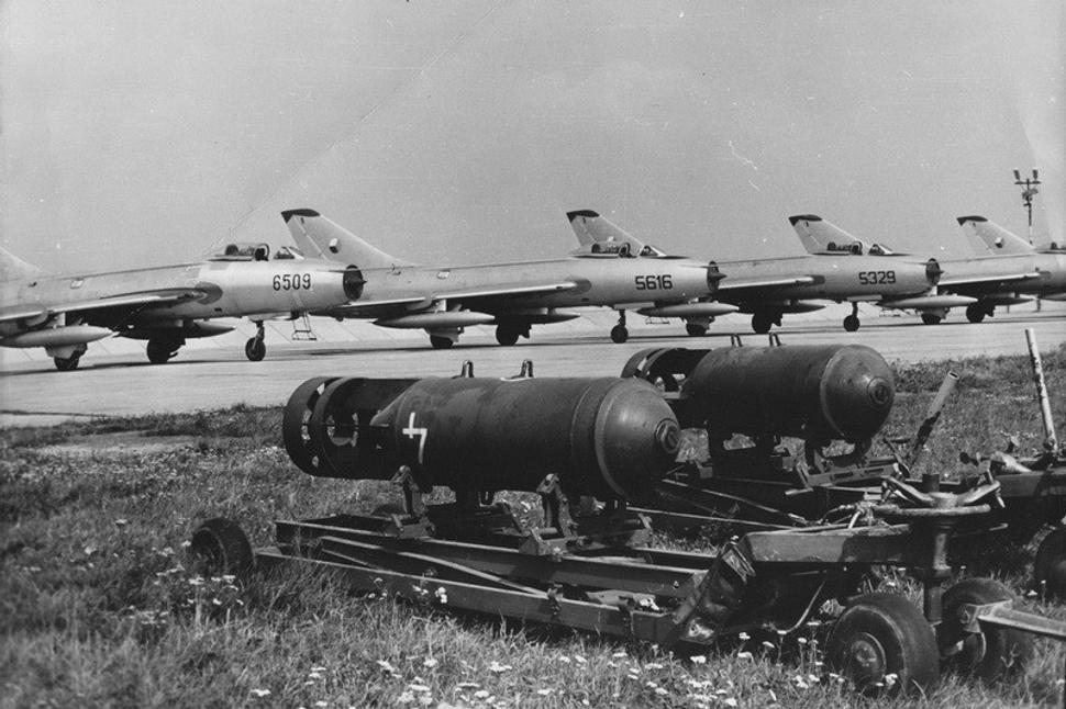 SU- 7, nie práve takéto čudo sme mali vo vnútrobloku ako súčasť detského ihriska. Asi to bol nejaký MIG. Raz sme skúšali tehlou rozbiť sklo na okne pilotovej kabíny. Išiel som domov s revom a krvavou hubou