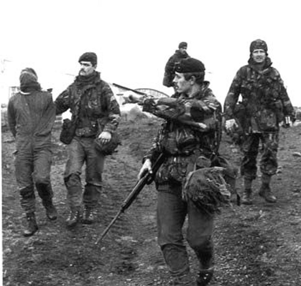 Briti sa vraj na tejto vojne naučili minimálne jedno. Bežne mali pre armádu len letnú a zimnú obuv. V subarktických podmienkach zistili, že je im prd platná a postupne pre potreby armády zaviedli až devätnásť druhov obuvi