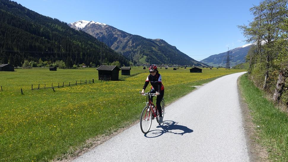 Na cyklistickom chodníku pri Bramberg am Wildkogel. Autor: Ľubor Šešera, licencia: CC BY-SA 4.0.