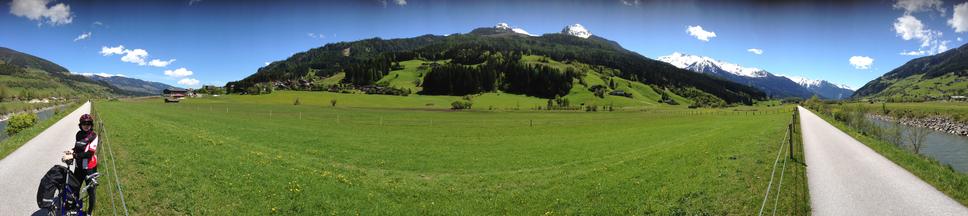 Panoráma cyklistickej cesty pri Bramberg am Wildkogel. Autor: Ľubor Šešera, licencia: CC BY-SA 4.0.