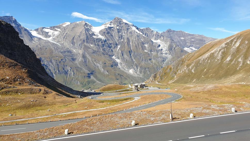 Grossglockner Hochalpenstrasse. V pozadí štít Grosses Wiesbachhorn (3 564 metrov). Autor: Ľubor Šešera, licencia: CC BY-SA 4.0.