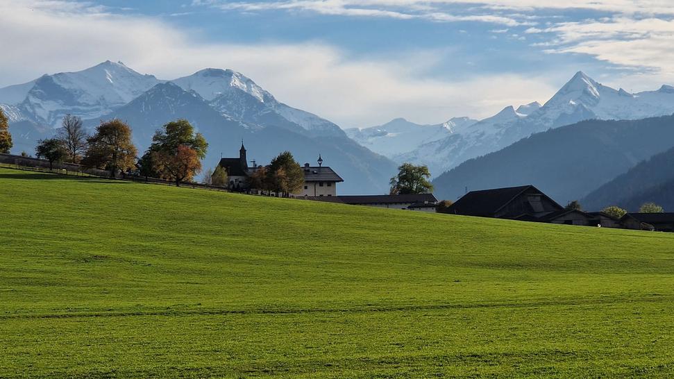 Ďalší pohľad od Saalfelden am Steinernen Meer smeron na Hohe Tauern. Autor: Ľubor Šešera, licencia: CC BY-SA 4.0.