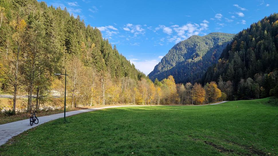 Cyklistická cesta na Saalbach-Hinterglemm . Autor: Ľubor Šešera, licencia: CC BY-SA 4.0.
