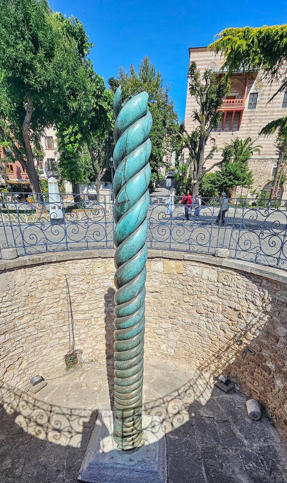 Serpent Column – tzv. Hadí stĺp pozostával z troch hadov, ktoré sa navzájom krútili, aby vytvorili hriadeľ stĺpa. Veštiarni v Delfách ho po víťazstve nad Peržanmi venovali víťazné grécke mestá. Spartský veliteľ Pavsánias ho znesvätil svojim podpisom.