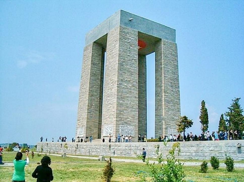 Pamätník v Çanakkale pripomína 10 mesiacov trvajúci vojnový masaker, pri ktorom zahynulo v bojoch o polostrov Galliopol na oboch stranách viacej ako 100-tisíc vojakov.
