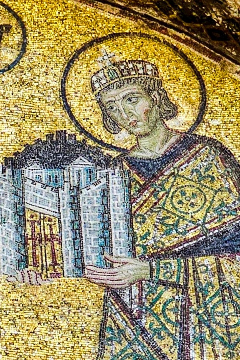 Mozaika v chráme Hagia Sofia (približne z roku 1000) zobrazuje cisára Konštantína I. pri pohľade na Konštantínopol. Konštantín údajne osobne nakreslil plán hlavného mesta.