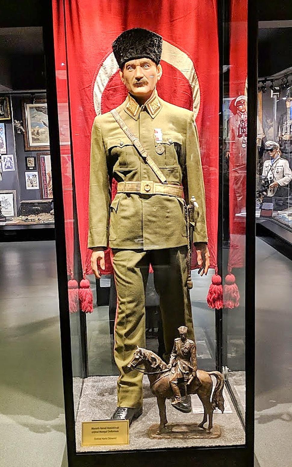 Mustafa Kemal Atatürk v Hisart Canli Tarih Müzesi – „Živé múzeum“ v Istanbule.