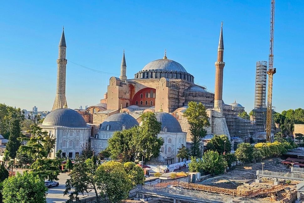 Hagia Sofia (Ayasofia) - večný svedok histórie, kde sa prelínajú svety viery, umenia a času.