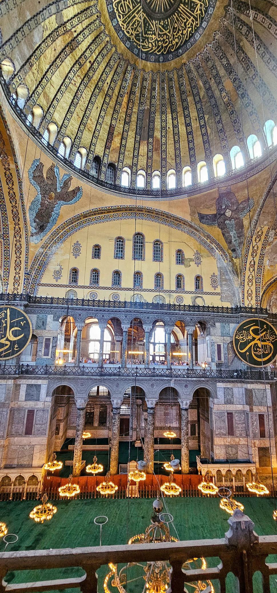 Pod majestátnou kupolou Hagia Sofia sa človek cíti maličký — obklopený krásou, tichom a tisícročnou duchovnou silou.