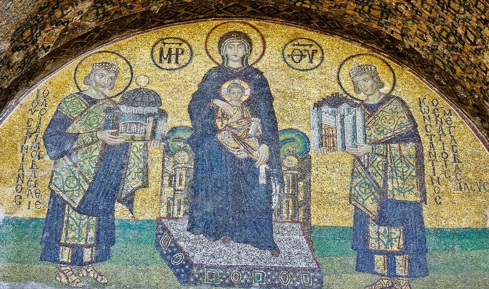 Mozaika cisára Konštantína I. (zakladateľa mesta Konštantínopola) vpravo a cisára Justiniána I. (zakladateľa súčasného chrámu) vľavo s Pannou Máriou a jej synom Ježišom uprostred, mozaika z obdobia macedónskej renesancie, cca rok 950.