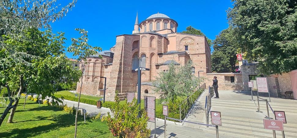 Kostol sv. Spasiteľa v Chore v Istanbule (dnes mešita Kariye Camii) je známy svojimi výnimočnými byzantskými freskami a mozaikami zo 14. storočia.