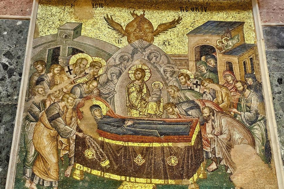 Freska Usnutie Bohorodičky - Zobrazuje Pannu Máriu ležiacu na márach, okolo nej sú apoštoli a Kristus, ktorý drží jej dušu v podobe dieťaťa. Nad scénou sú anjeli, ktorí ju sprevádzajú do neba.