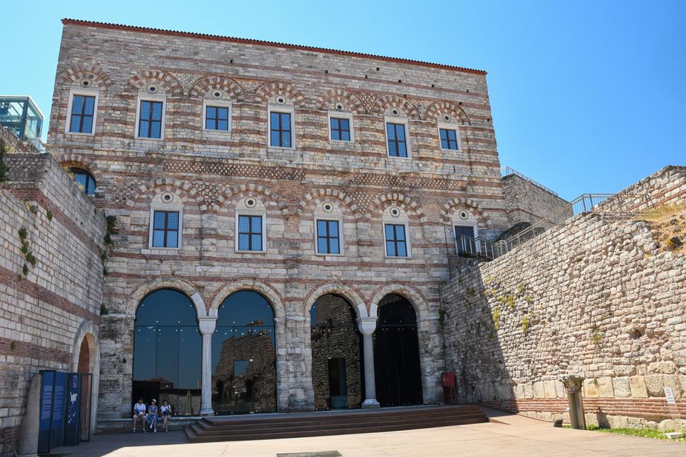 Tekfur palác, zničený pri dobývaní Konštantínopolu Osmanmi v roku 1453, bol rekonštruovaný. Vystavujú sa tu ukážky keramiky a dlaždíc vyrobených v opustených palácových budovách v 18. storočí.