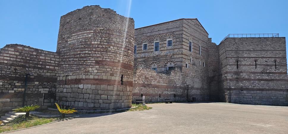 Tekfur palác bol súčasťou slávnych Theodosiánskych hradieb. Pohľad z vonkajšej strany na hradby.