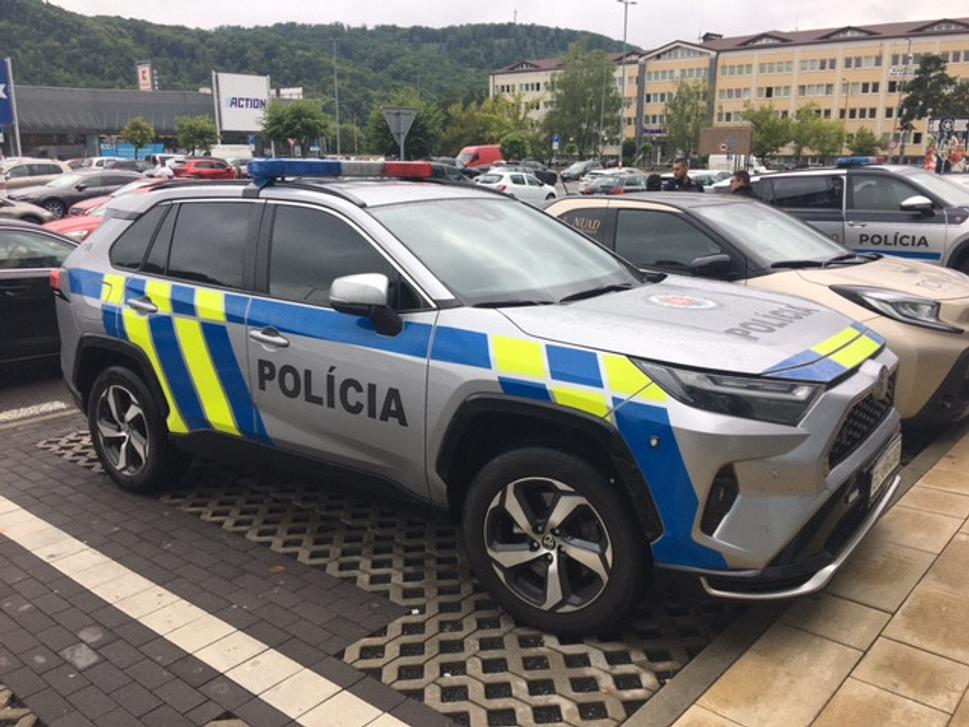 Policajné auto v „starých“ Mikulcových polepoch.