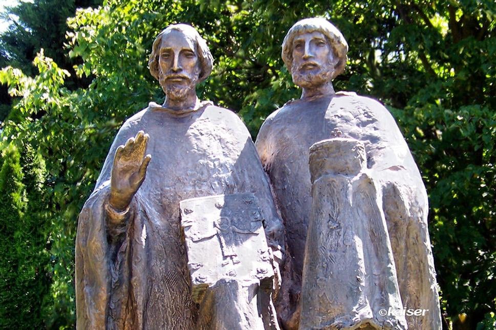 Cyril a Metod s pyxidou v Čiernych Kľačanoch od akademickej sochárky Ľ. Cvengrošovej z roku 1997