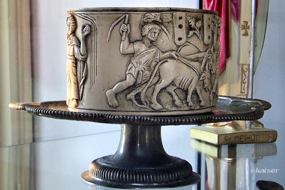 Jeden z najvzácnejších archeologických nálezov šperkovnica z Čiernych Kľačian,
dar sv. Cyrila a Metoda Veľkej Morave