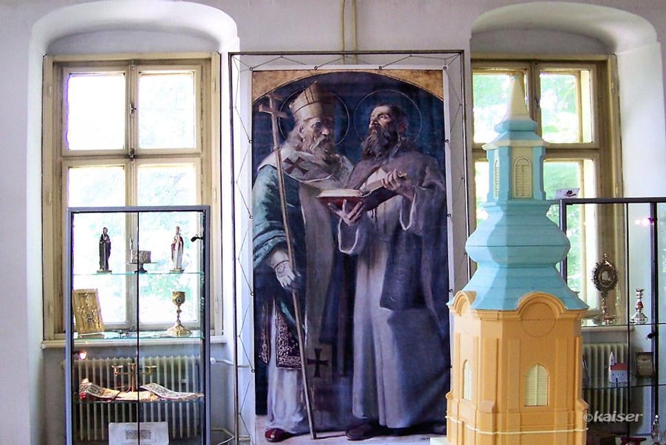 Na výstave bolo možné vidieť umelecké obrazy od akademických maliarov Mikuláša Klimčáka, Ľudovíta Bebjaka, Eduarda Neumanna, Maximiliana Schurmana, Vincenta Hložníka, Stacha a Františka Farmanna