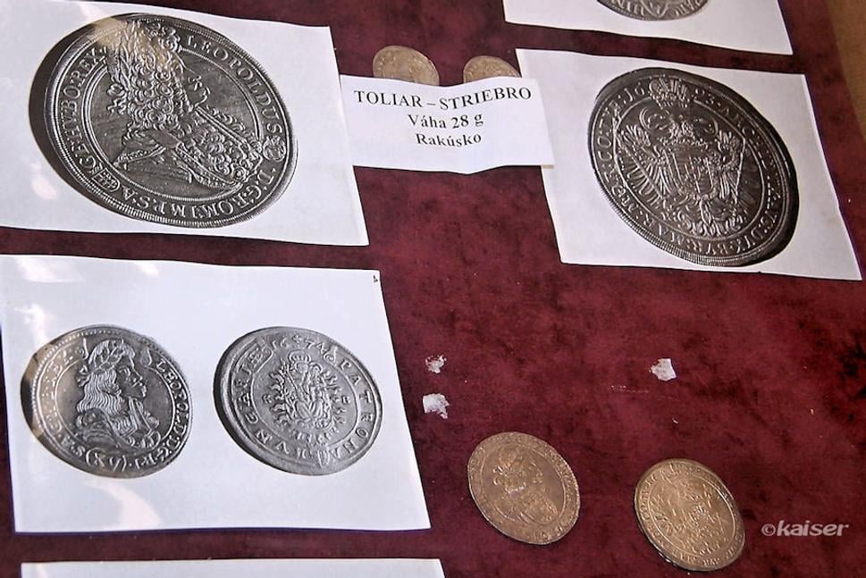 Žiakov zaujali aj mince v bohatej expozícii numizmatiky, ktoré patria ku klenotom
muzeálnych zbierok a kultúrnemu dedičstvu horného Požitavia