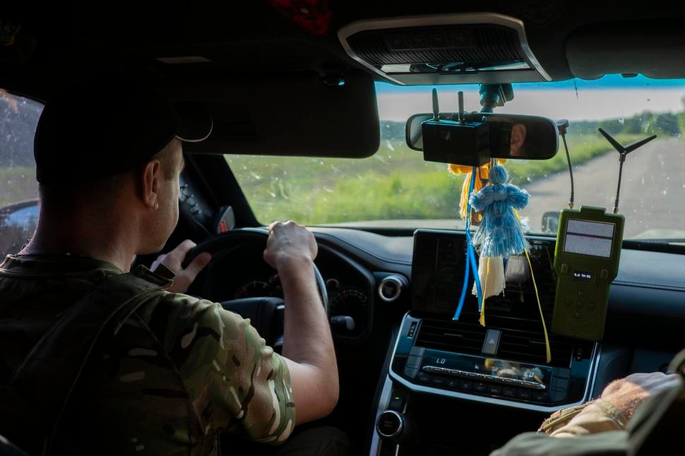 Na ceste k FPV dronistom. Auto je vybavené sknerom proti nepriateľským dronom