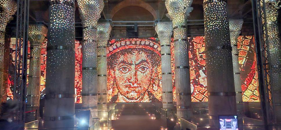 V Cisterne Theodosiusa je návštevníkom premietaná pôsobivá svetelná šou.