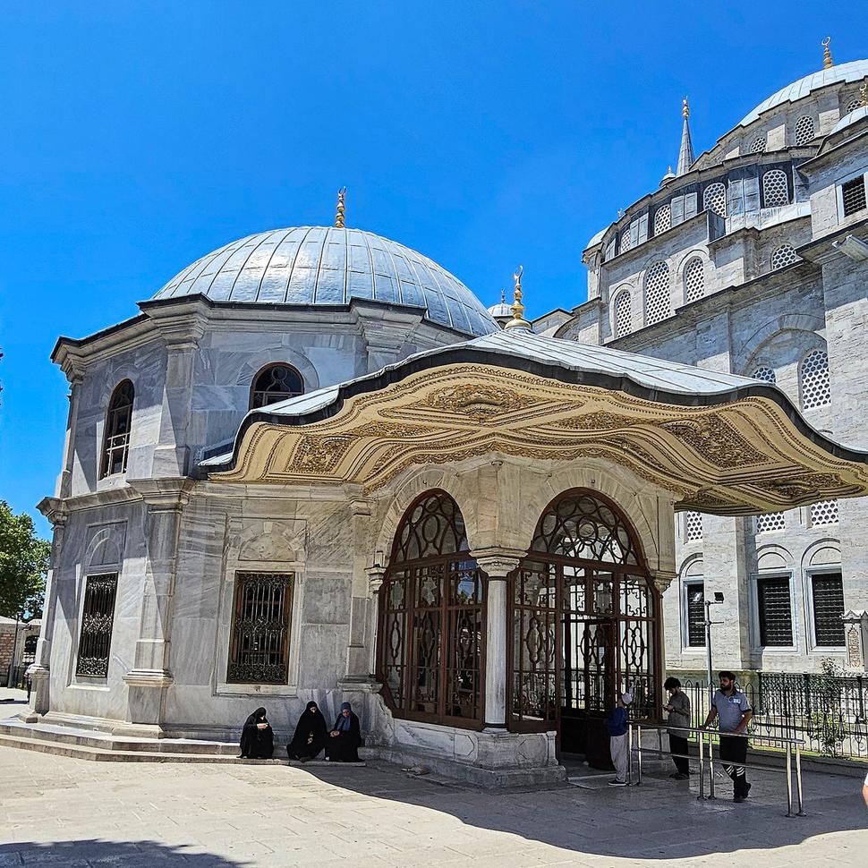 Mauzóleum sultána Mehmeda II. Dobyvateľa pri Mešite Fatih Camii, stálo na tomto mieste kedysi Mauzóleum Konštantína I. Veľkého?