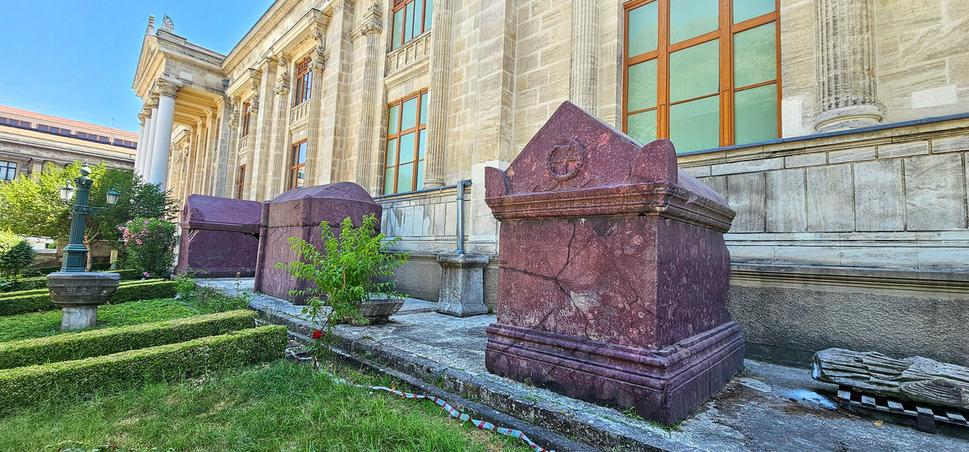 Porfýrové sarkofága pred vstupom do Archeologického múzea v Istanbule. Kedysi v nich spočívali telá cisárov Byzantskej ríše. Patril niektorý z nich cisárovi Konštantínovi, zakladateľovi Konštantínopolu?