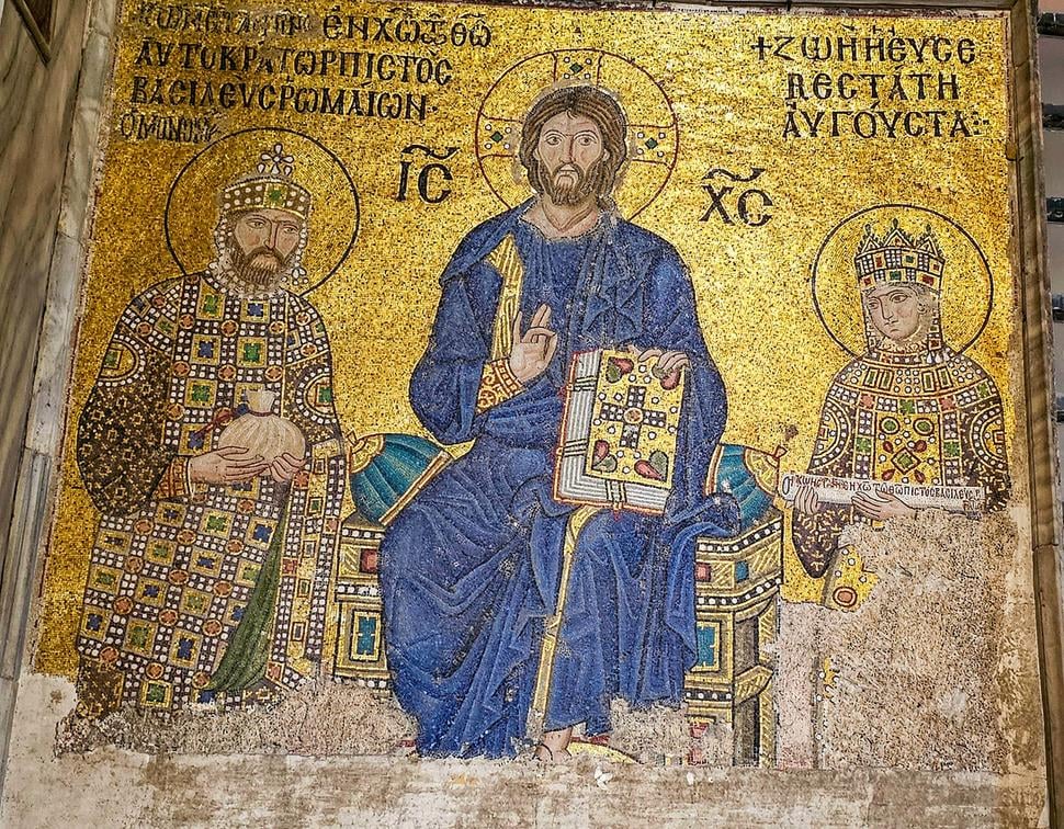 Mozaika zobrazujúca cisára Konštantína IX. Monomacha a cisárovnú Zoe, medzi ktorými sedí Kristus Pantokrator na tróne s evanjeliom v ruke, dávajúc požehnanie, pochádza z prvej polovice 11. storočia.
