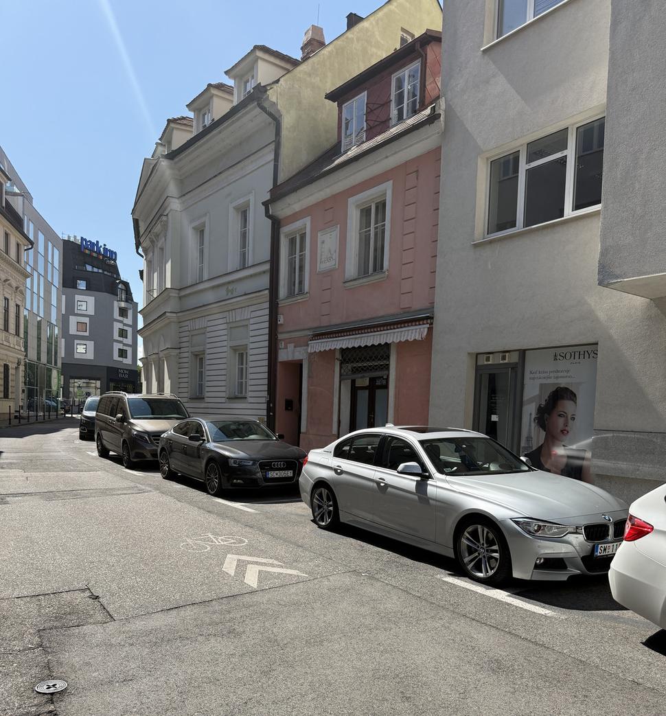 Zahraničné a mimobratislavské vozdila v centre Bratislavy - Paulínyho ulica