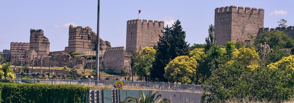 Theodosiánske hradby pri pohľade od Panoramatického múzea.
