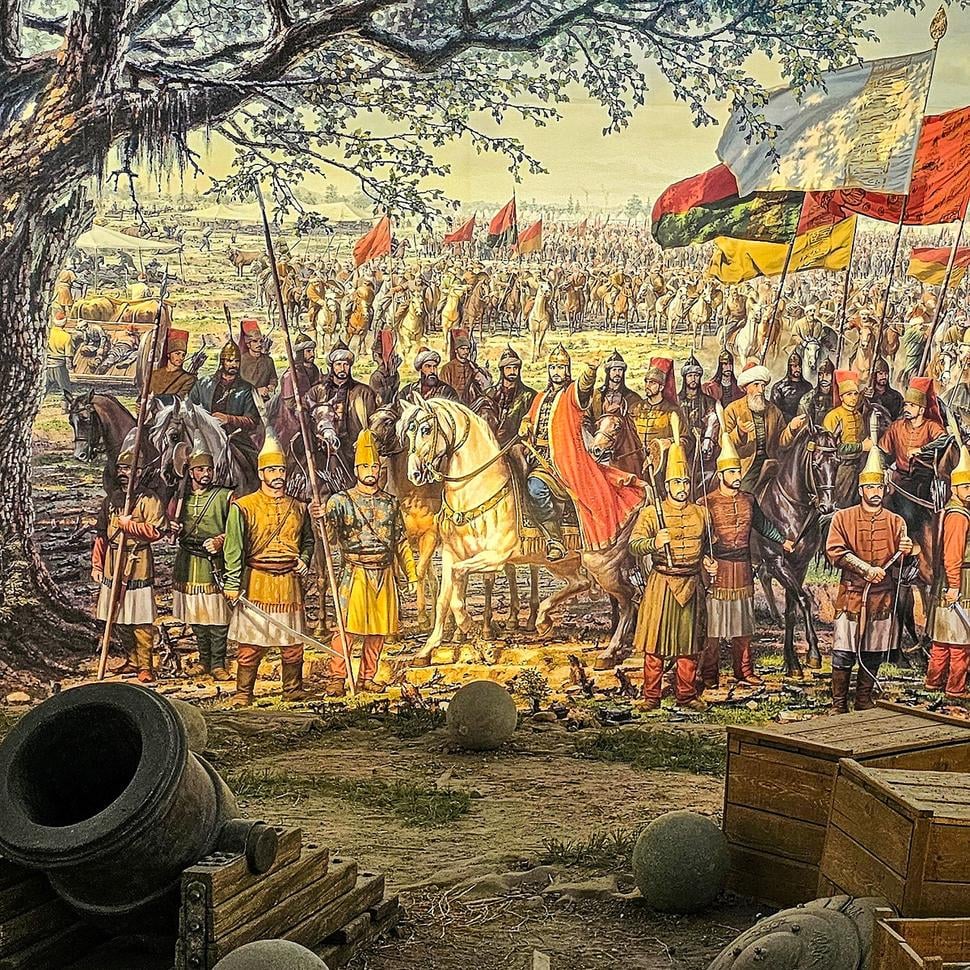 Scéna z Panoramatického múzea - sultán Mehmed II., sediaci na bielom koni, pred hradbami Konštantínopola.