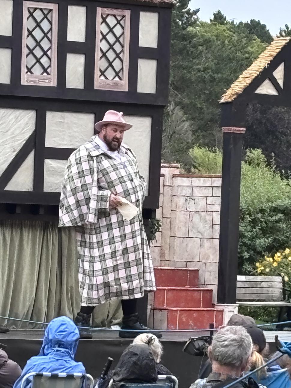 Pôžitkár, zvodca, taktik, schudobnený človek... slovom John Falstaff.