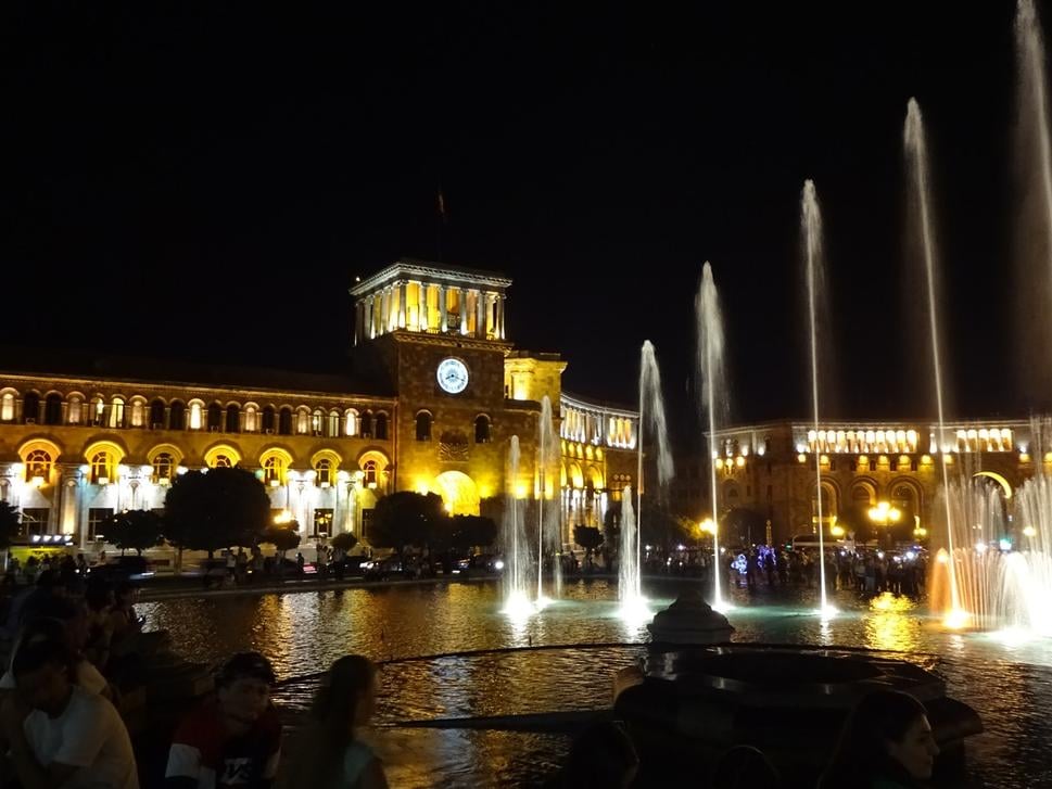 Námestie republiky v Jerevane so spievajúcou fontánou priťahuje každý večer stovky turistov