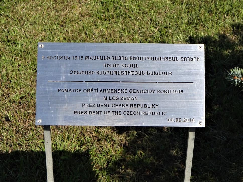 je tu park, kam chodia štátne návštevy a na počesť obetí tu zasadia strom - toto je tabuľka Miloša Zemana