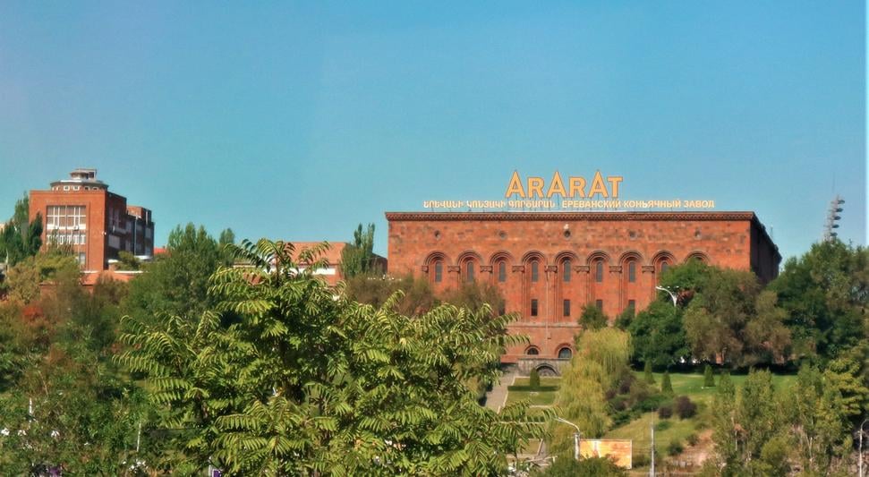 Tu sa vyrába arménsky koňak Ararat, známy po celom svete