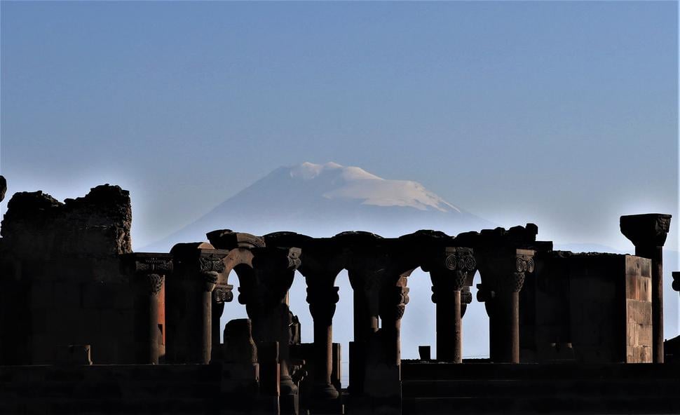 v pozadí Ararat