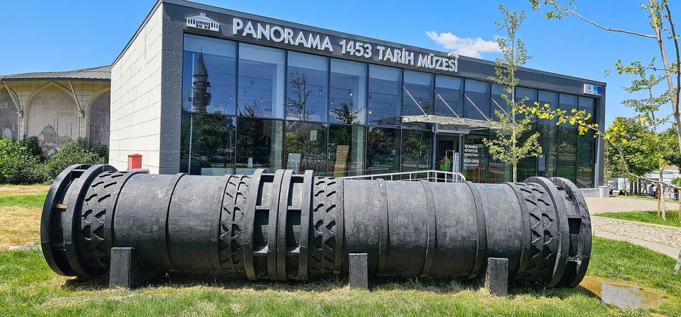 Osmanské delo pred Panoramatickým múzeom Istanbulu.