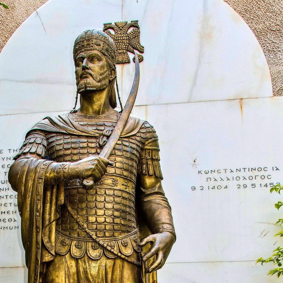 Cisár Konštantín XI. Palaiologos, socha na námestí Mitropoleos v Aténach. Dátum úmrtia Konštantína vyznačený pri soche je 29. máj 1543, deň dobytia Konštantínopola.